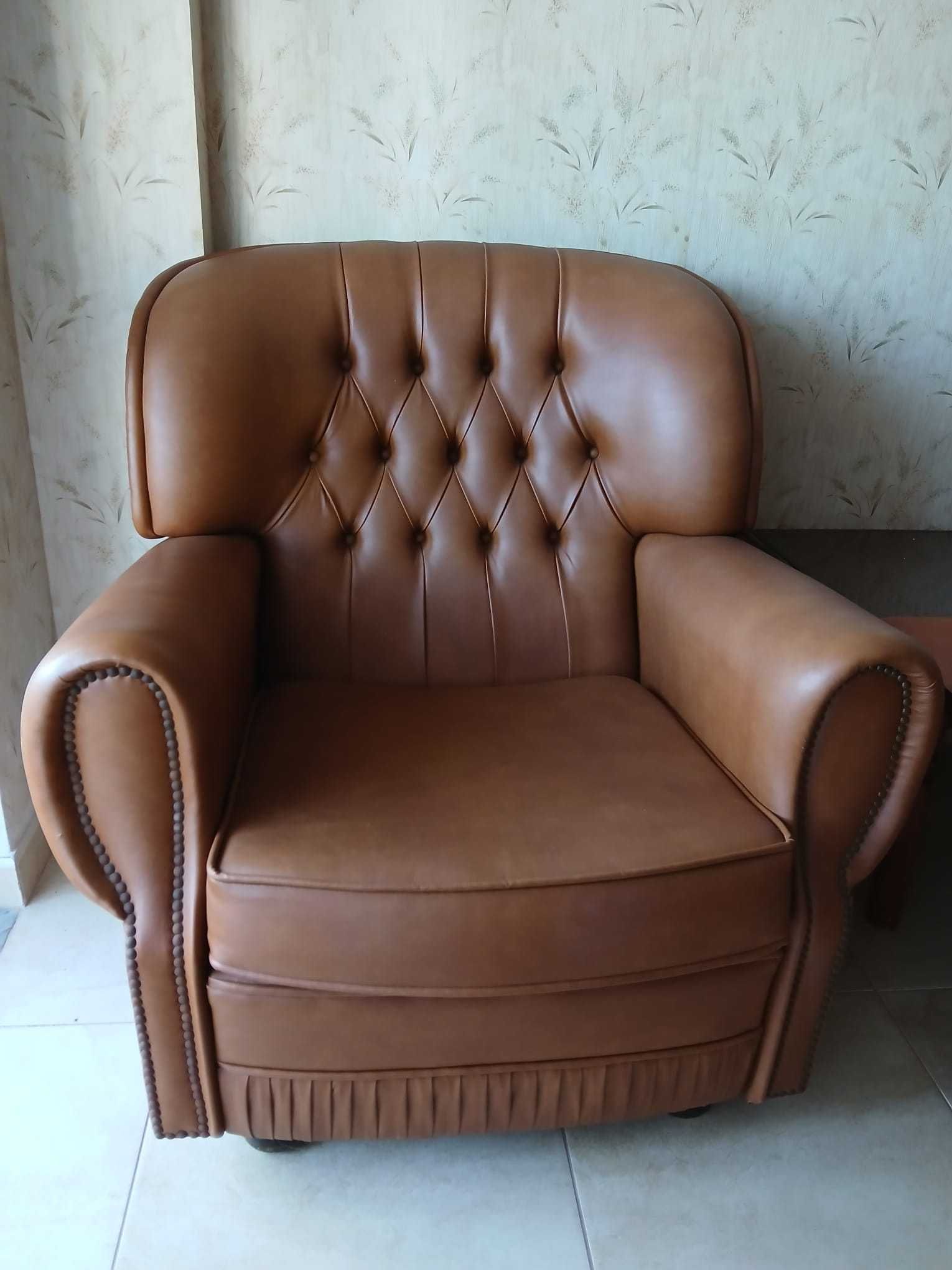 Sofa cama pele e 2 individuais