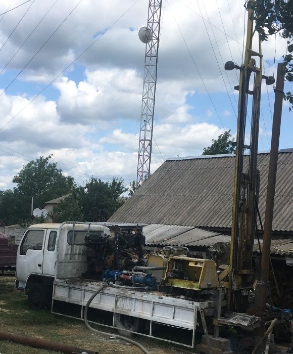 Буріння свердловин в грунті та камені.