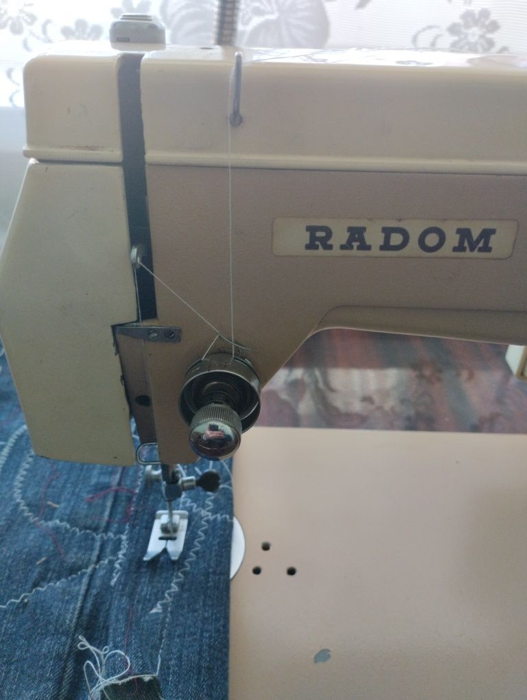 Швейна машинка Радом 432 з тумбою.