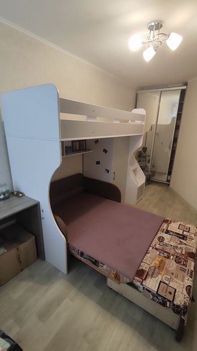 Двоярусне ліжко з диваном