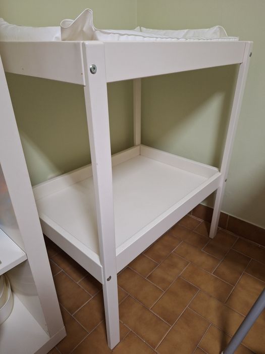 Trocador Sniglar (lacado de branco) + muda-fraldas Skotsam + cestos