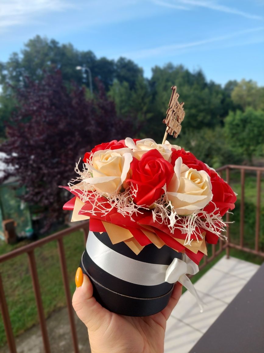 Flowerbox z pachnących róż I mydlanych na każdą okazję