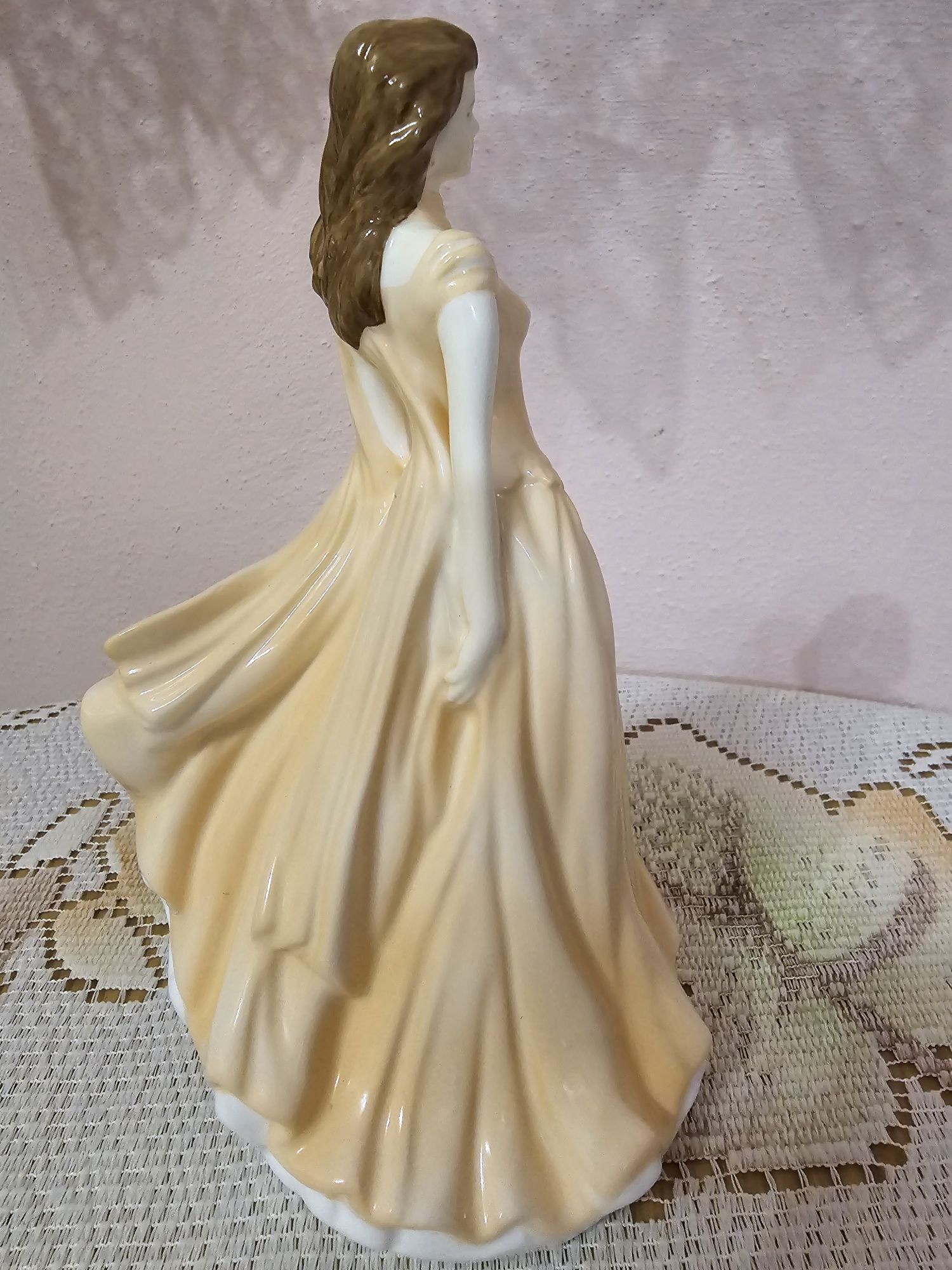 Śliczna porcelanowa figurka Royal Worcester