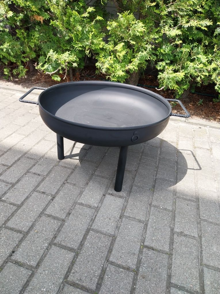 Grill z funkcją paleniska
