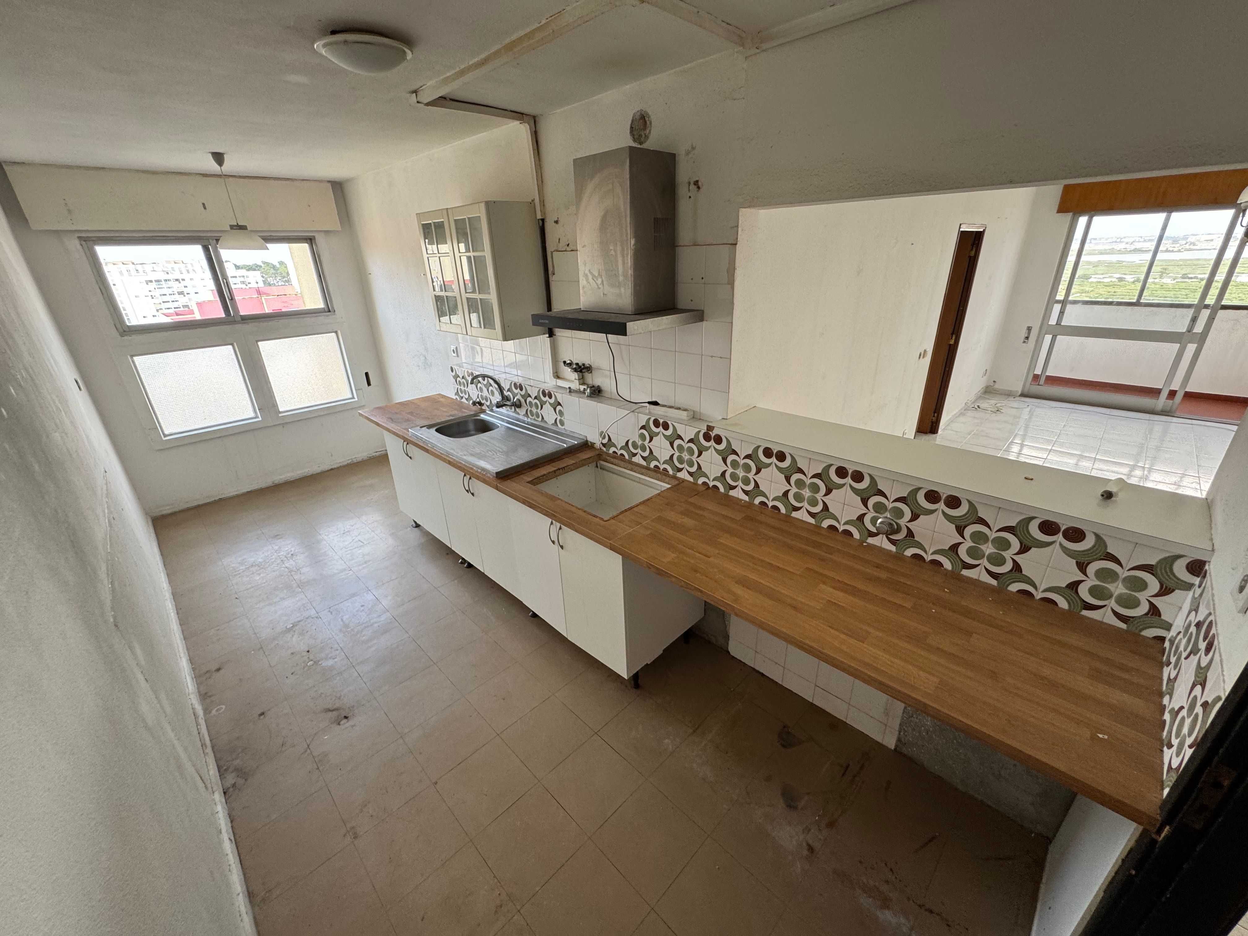 T3 espaçoso, com arrecadação e 2 casas de banho