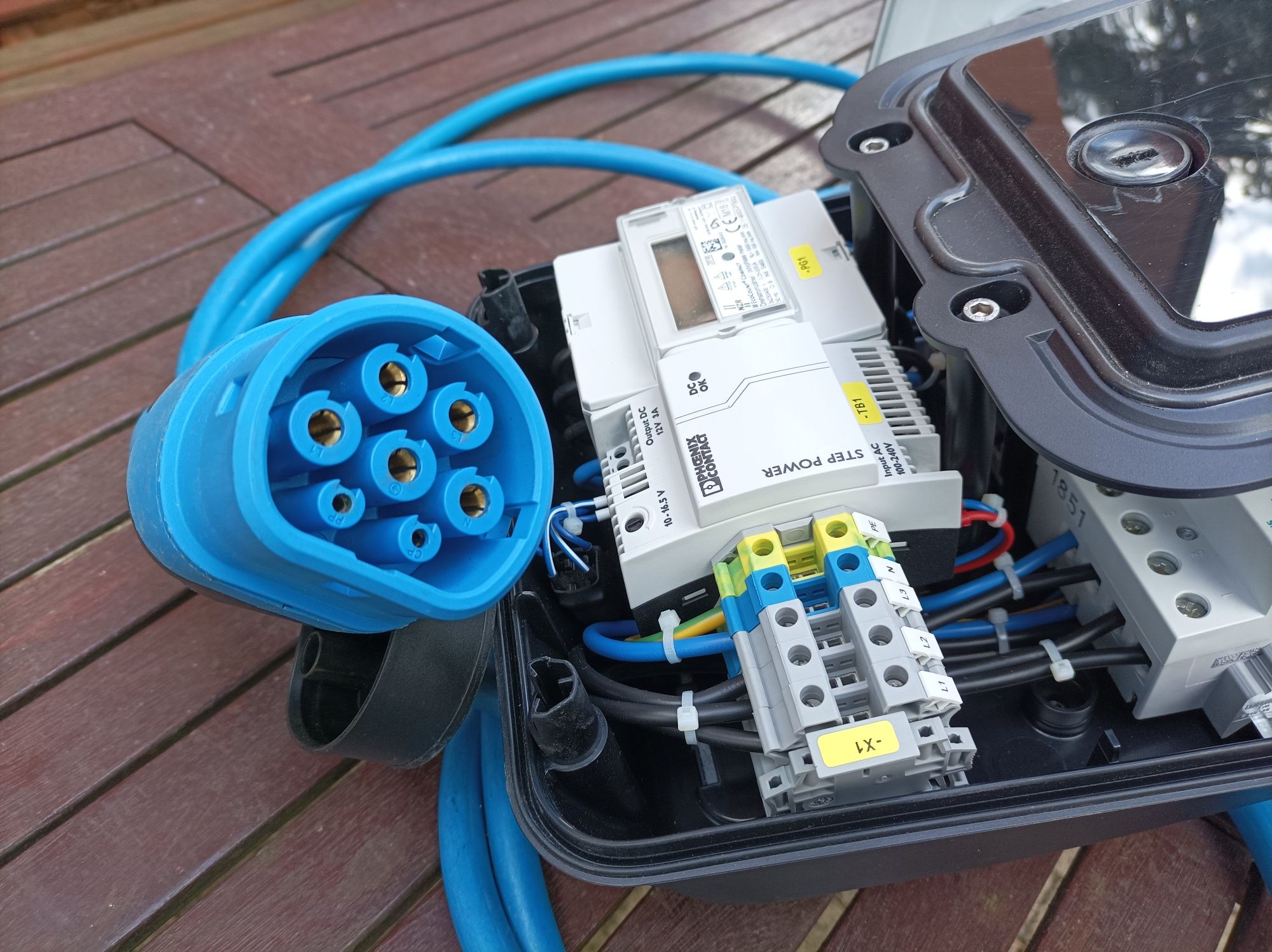 Mennekes/Amtron.Ladowarka do samochodow elektrycznych.