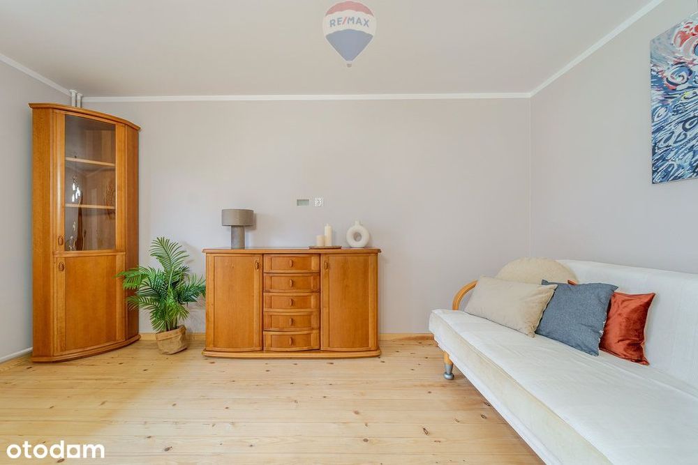 Wygodne mieszkanie na parterze w niskim bloku.