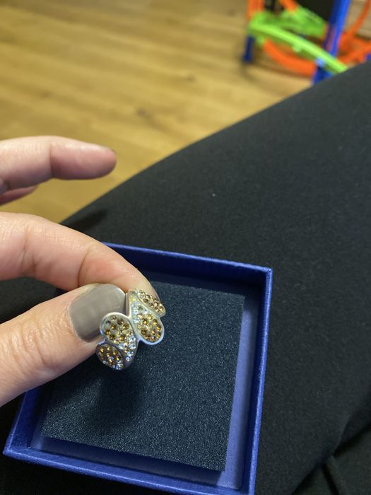 Piersionek srebrny z ozdobnymi kamieniami Swarovski
