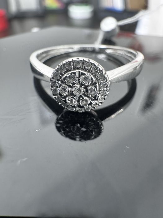 Золотое кольцо с бриллиантами  17р, 750’