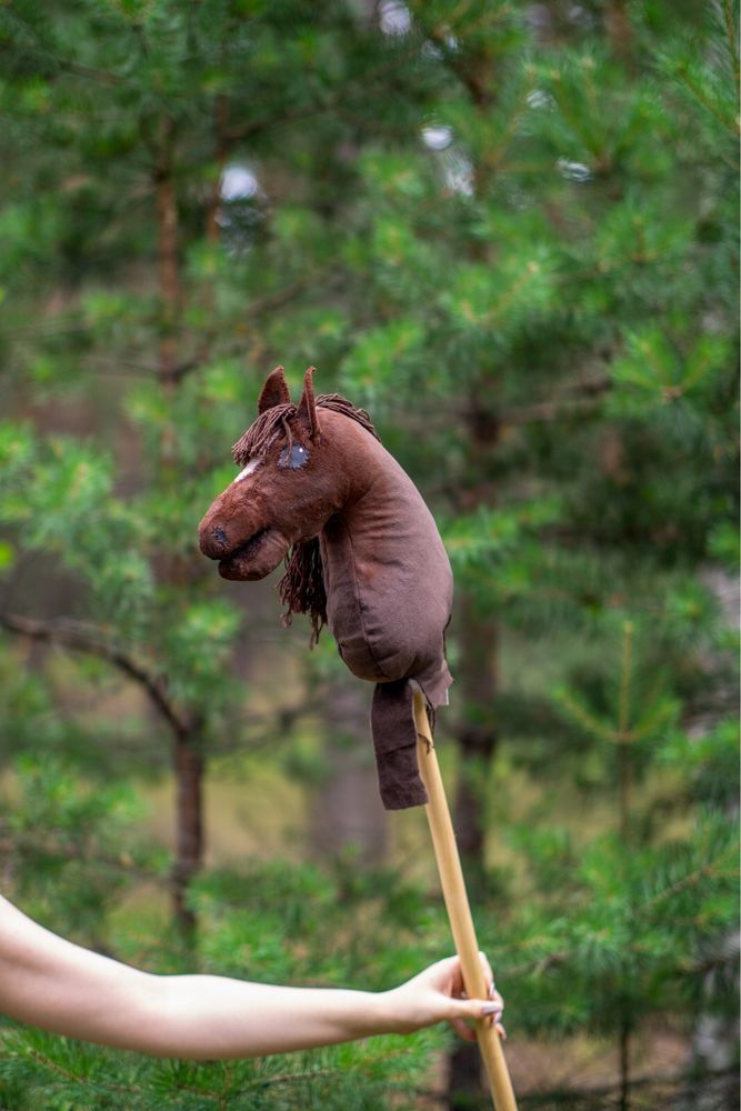 Hobby horse koń na kiju brązowy kasztan rudy łaciaty hob