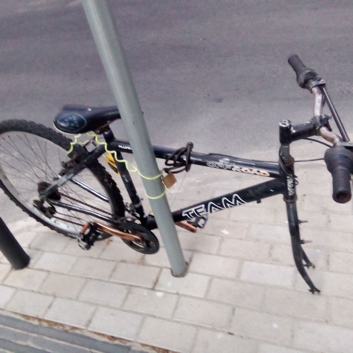 Bicicleta com a roda separada vendo ou troco