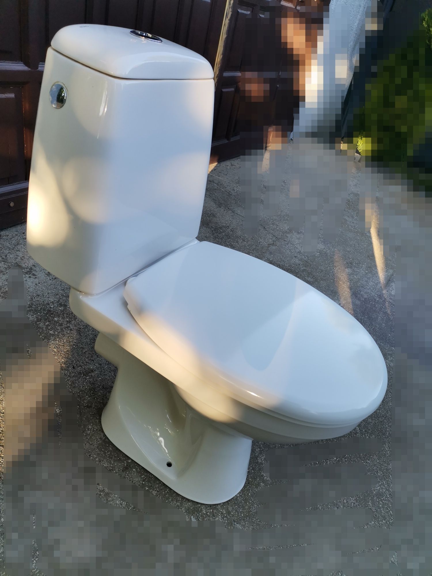 WC z nową deską sedesową