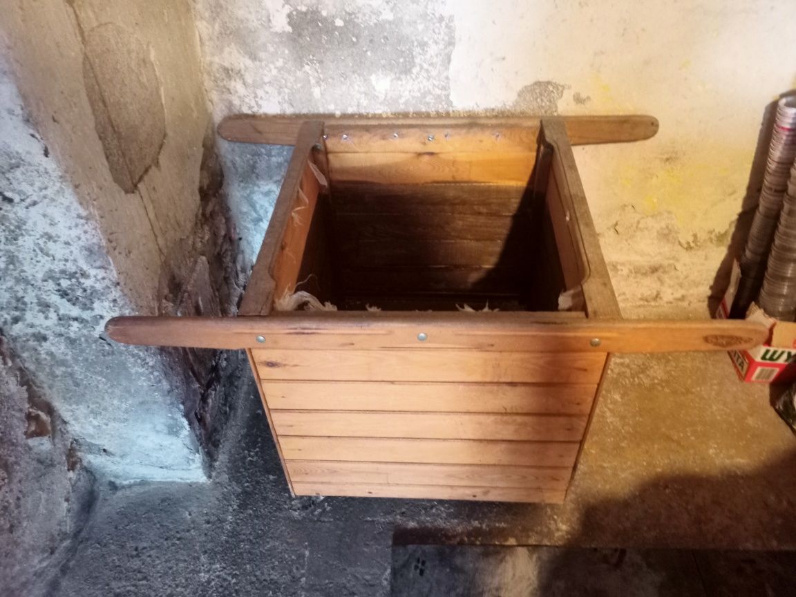 Duża doniczka ogrodowa (drewniana) na krzewy ogrodowe