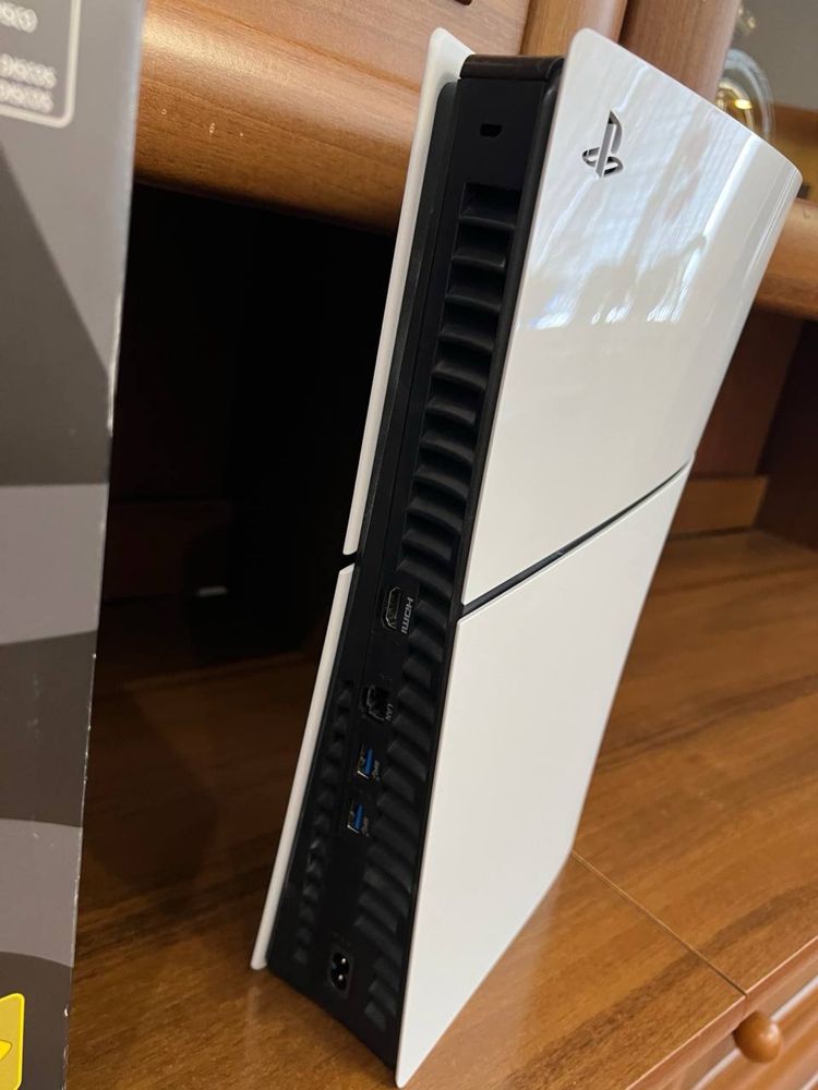 Продаю приставку PlayStation 5 Slim 1tb в ідеальному стані