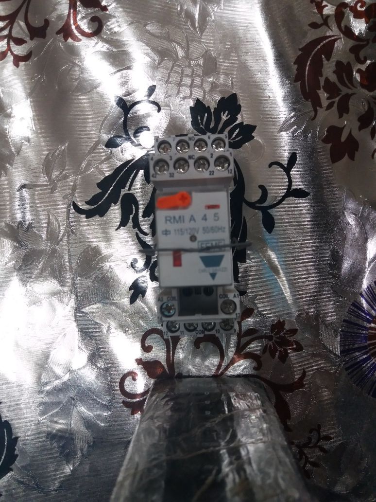 Реле напряжения Carlo Gavazzi RMI-A-4-5.