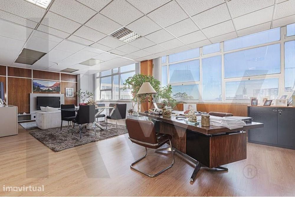 Nave / Escritório De Amplos E Luminosos 700M2 Na Av. Infante D. Henriq