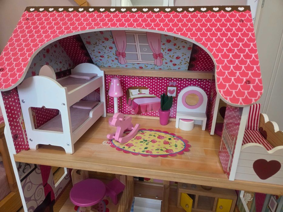 Duży drewniany domek dla lalek