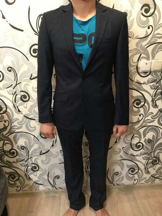 Продам мужской молодежный костюм