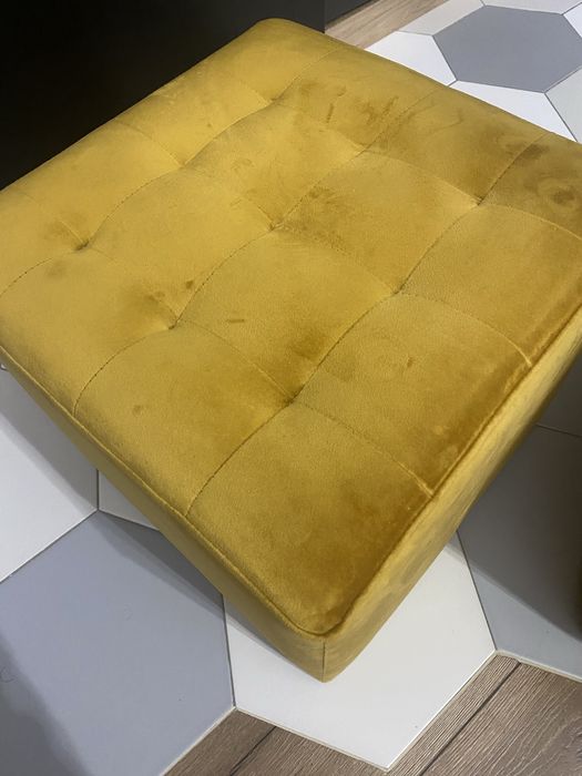 Pufy welurowe w kolorze musztardowym