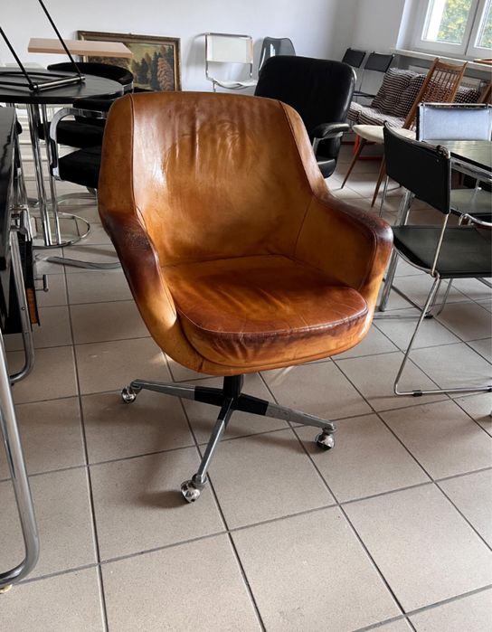 Cassina wloski fotel obrotowy do biurka. Projekt Olli Mannermaa