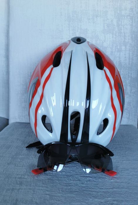 Capacete de ciclismo e óculos