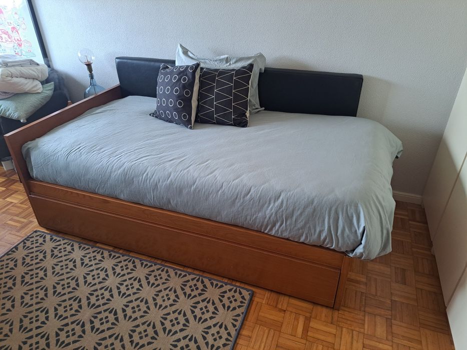 Cama dupla individual de madeira + estrado