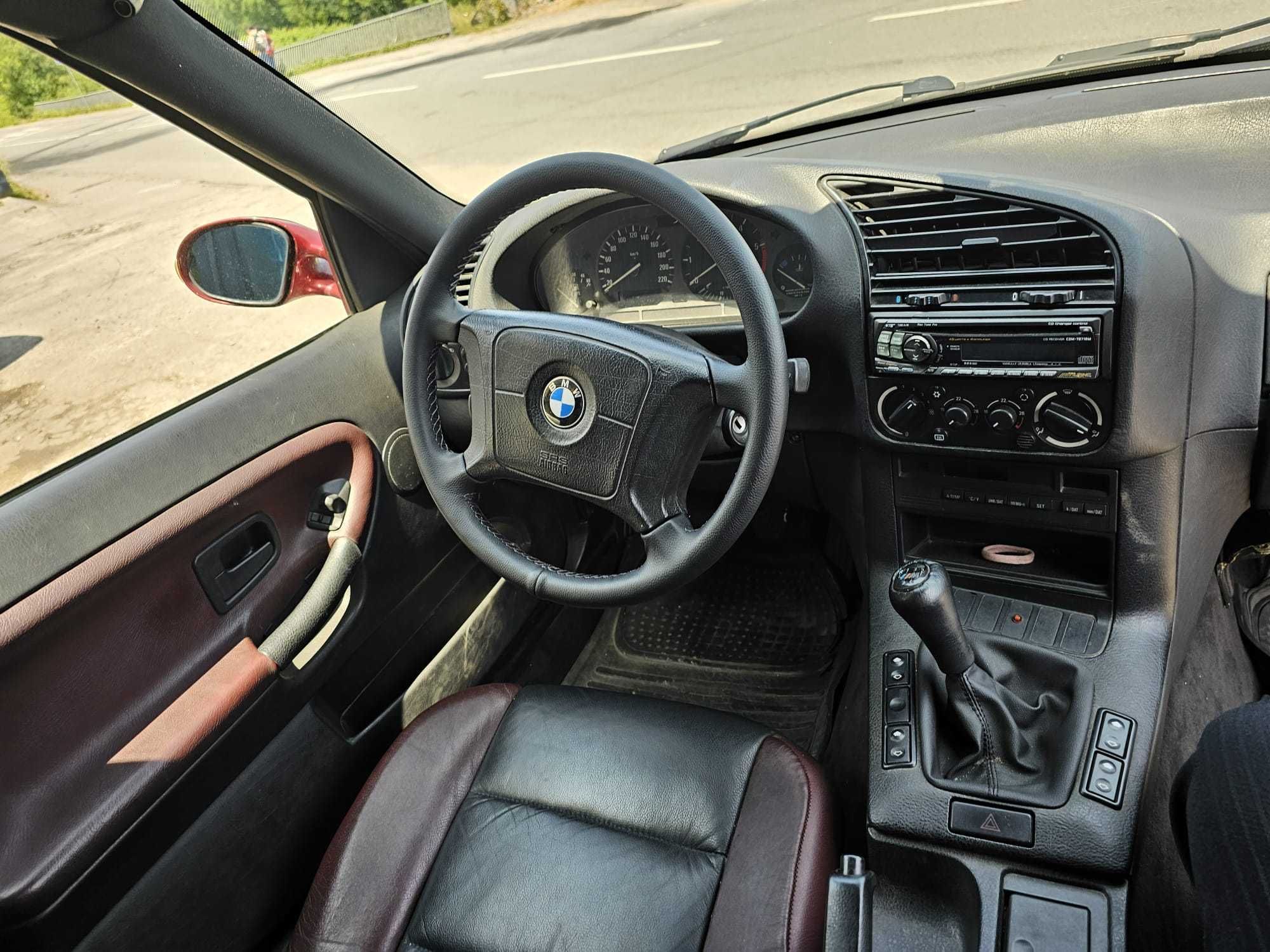 BMW 318 TDS bordô