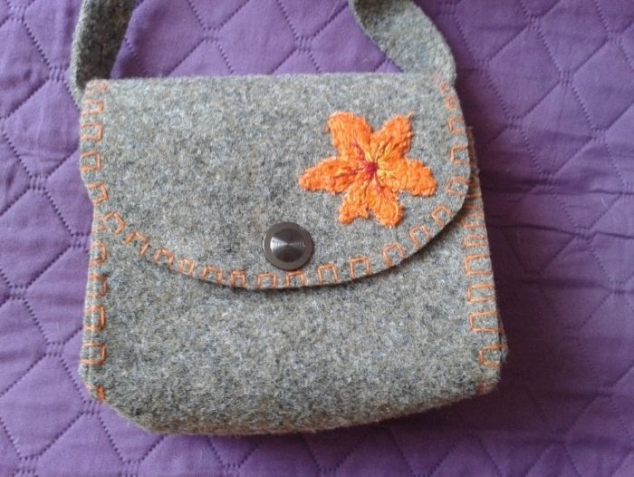 Handmade torebka na ramię filcowa z wyszywanym pomarańczowym kwiatem