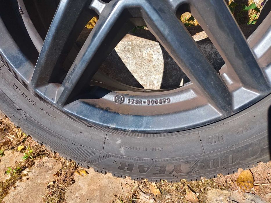 Pneus de muita qualidade vendem-se