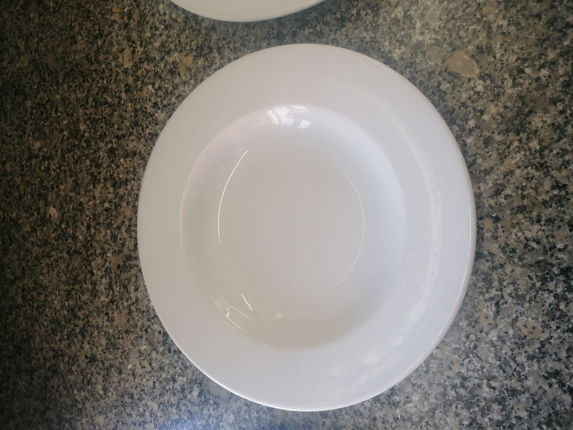 Pratos de sopa de porcelana, 8€ unidade. Tenho 50 estoque