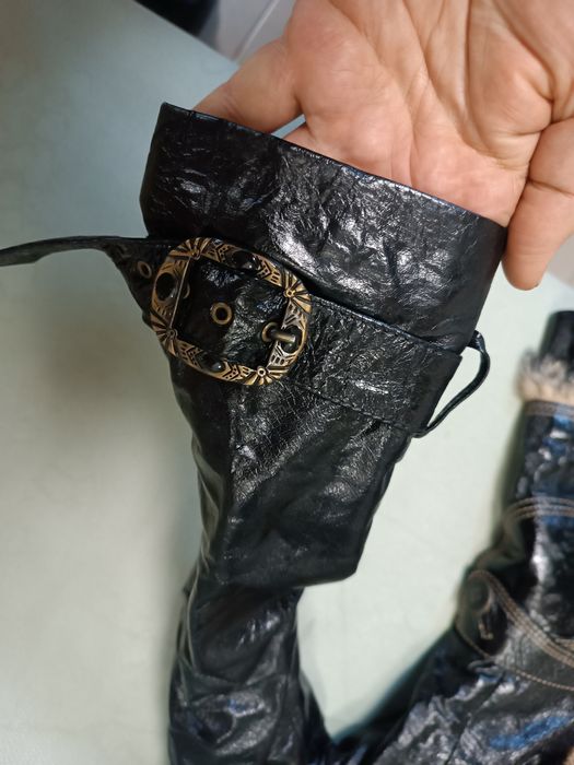 Продам женскую кожанную куртку