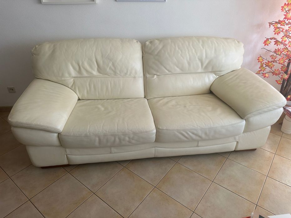 Sofá branco 2 lugares, pele sintética, linhas modernas