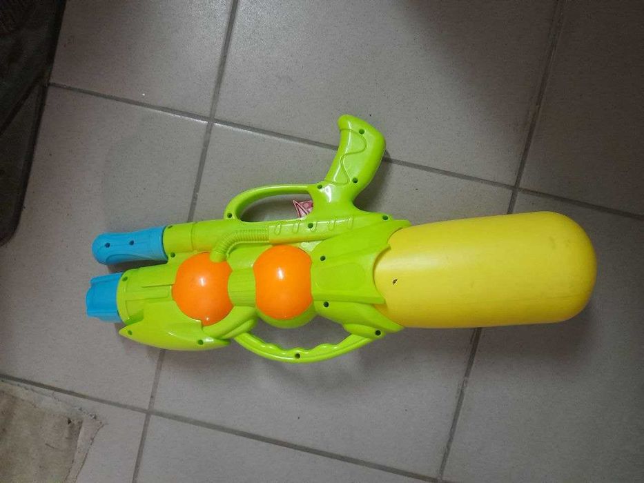 дитячі водні пістолети