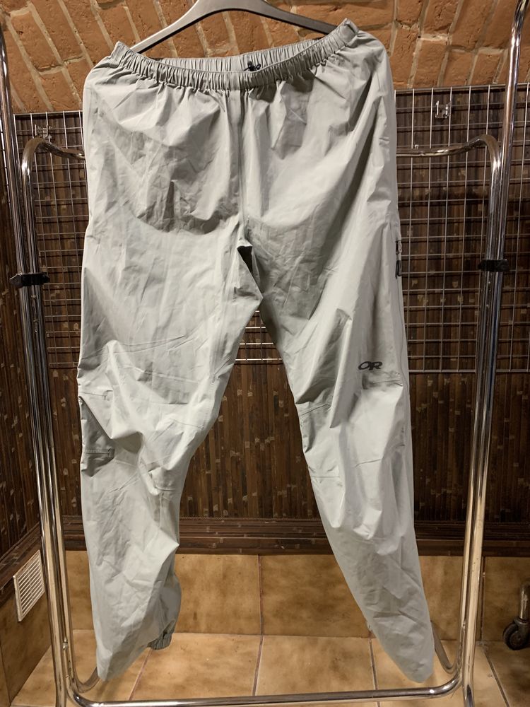 Мембрані штани Outodoor Research gore-tex сладаються у власну кишеню