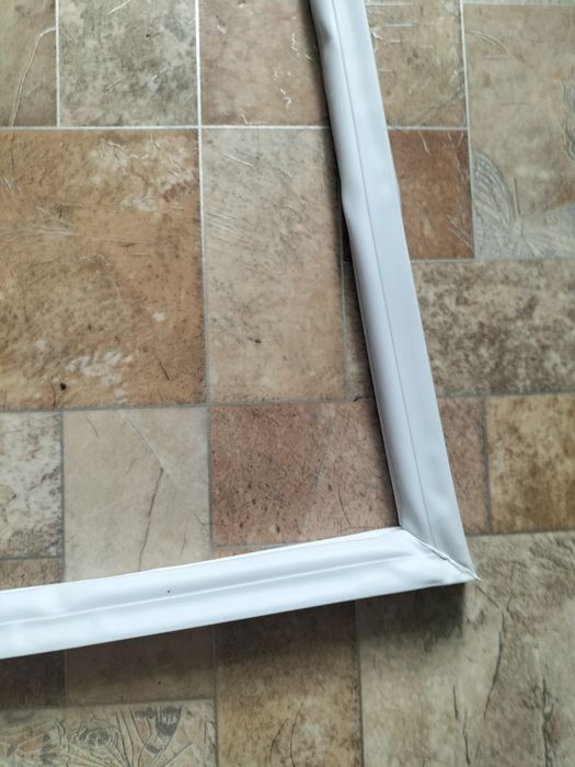 Резина  на морозильну камеру Indesit