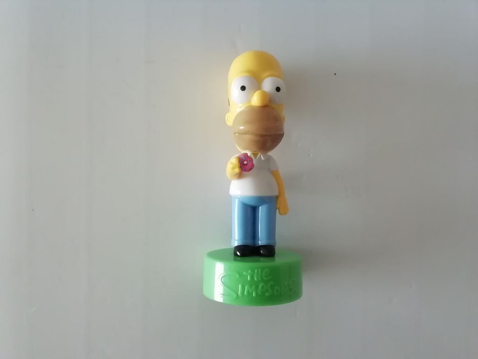 Homer Simpson - Figura c/ Base (Tem botão que faz mexer o Braço)