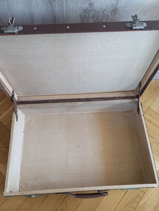 Duża walizka z czasów PRL