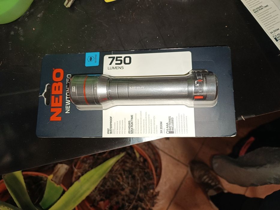 Latarka Nebo Newton 750 lumenów prezent