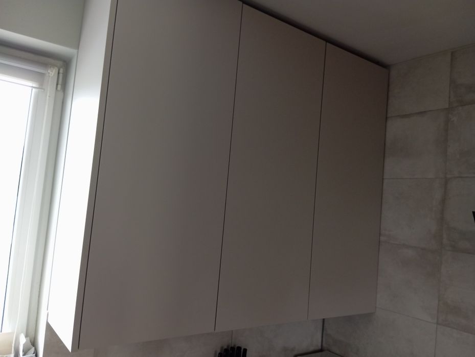 Składanie mebli.  Układanie paneli podlogowych. Malowanie