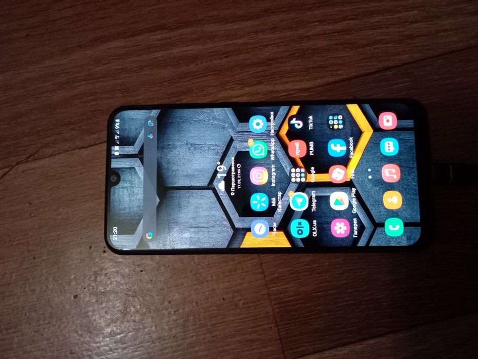 Продам Samsung a50 6/128 в хорошем состоянии