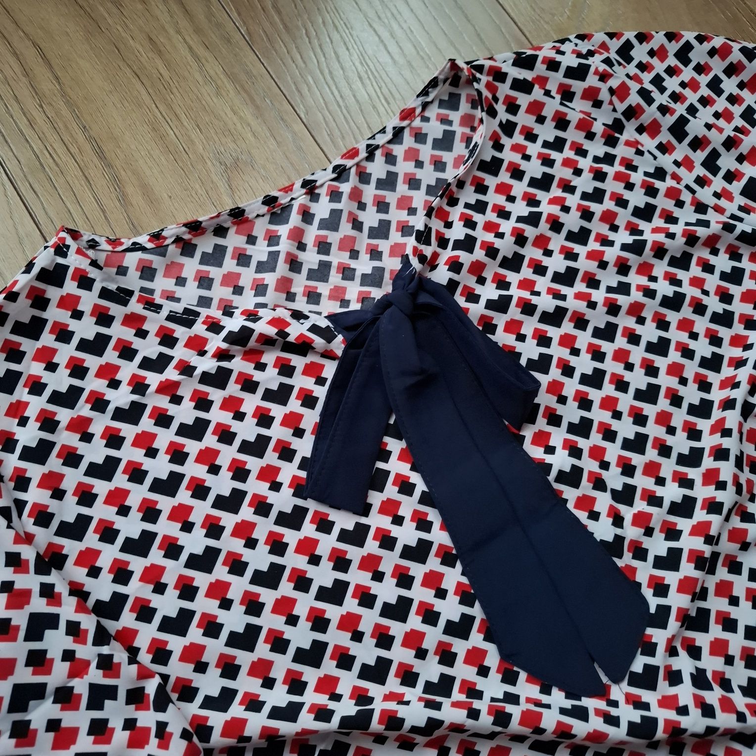 Elegancka bluzka damska z kokardą