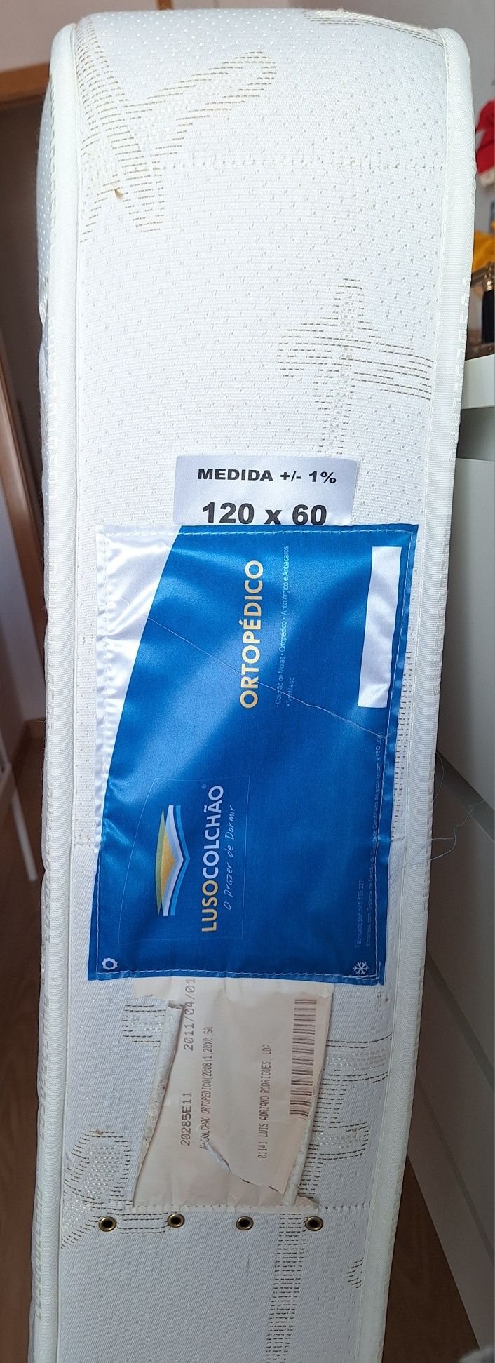 Berço, cómoda colchão e resguardo, para quarto de bebé