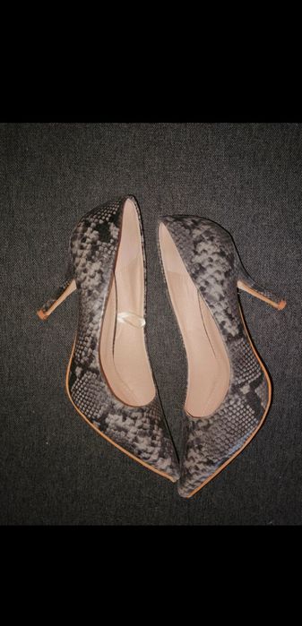 Sapato imitação pele de cobra