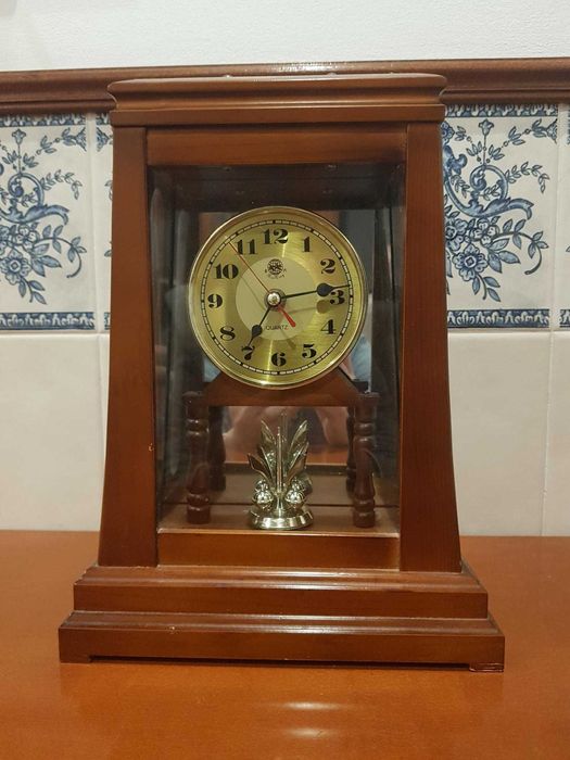 Relógio Mesa QUARTZ Antigo em Madeira