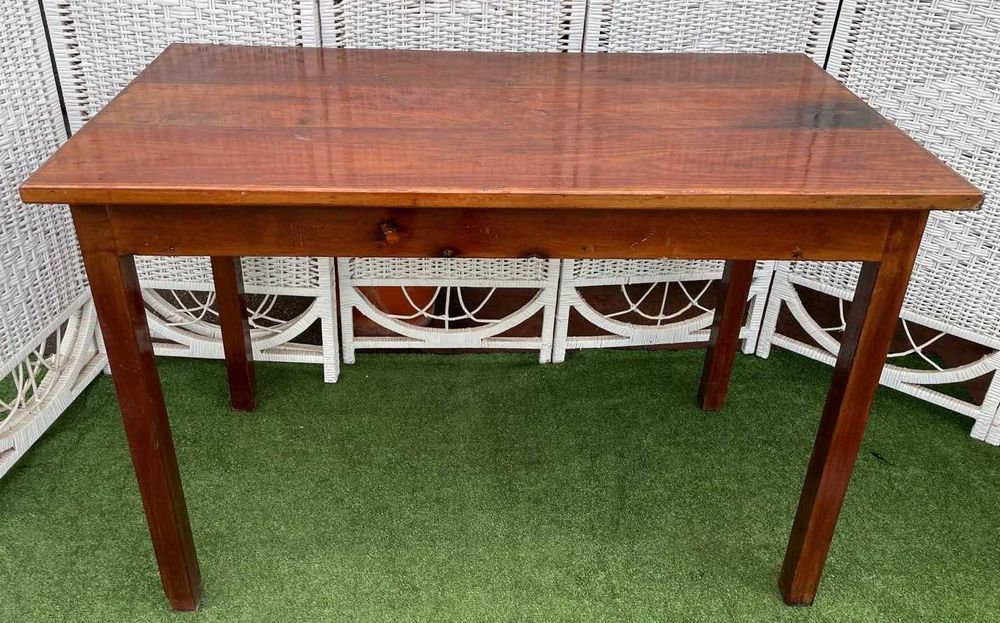 Mesa de cozinha com duas gavetas nos topos