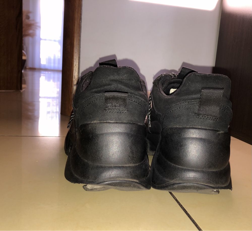 Buty na grubej podeszwie czarne Pull&Bear 39