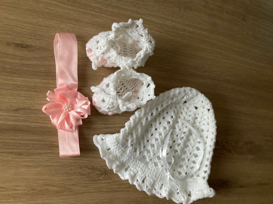Czapka, buciki 2 pary i opaska do chrztu