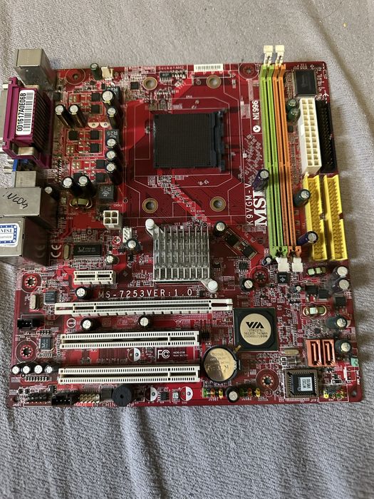 Płyta główna MSI K9VGM-V z 1GB RAM DDR2 i napędem dyskietek