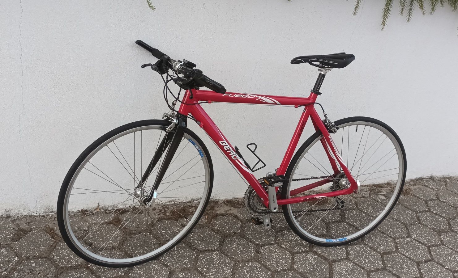 Bicicleta Híbrida: Alumínio + Forqueta Carbono + Acessórios Qualidade