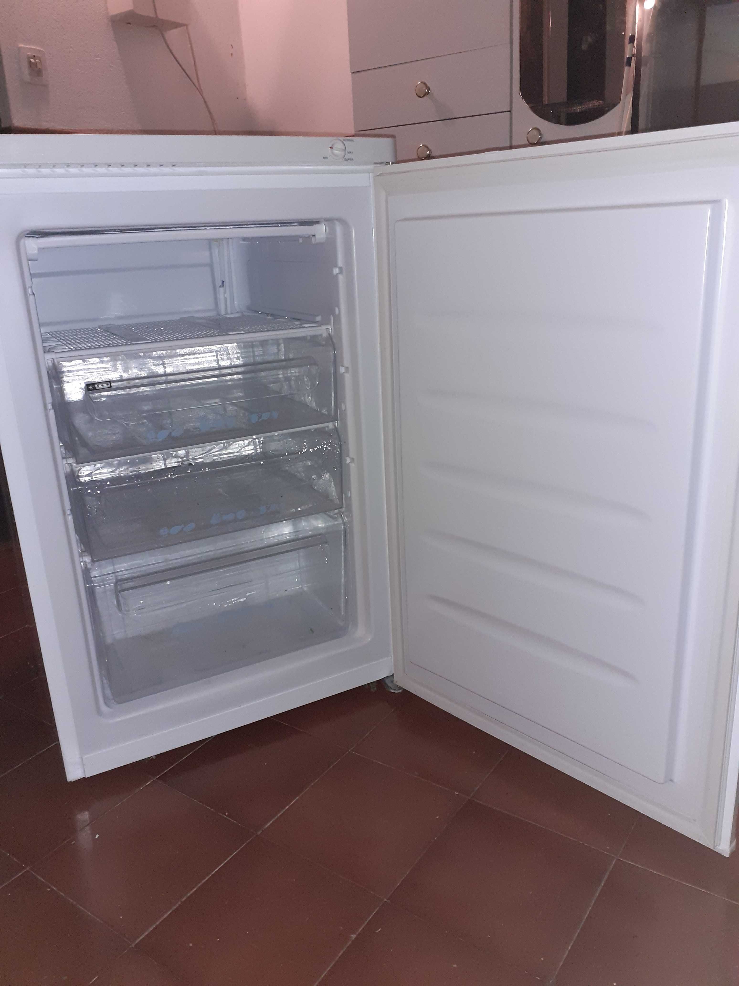 Arca congelador vertical como nova 85cm